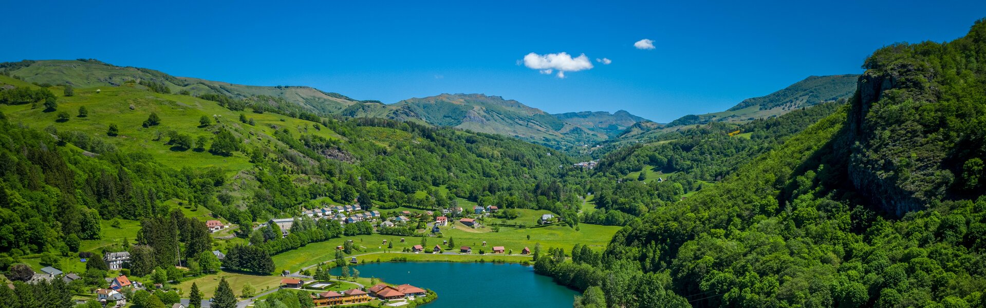 Domaine du Lac des Graves en Auvergne - Cantal : Hôtel, restaurant, multi activités.