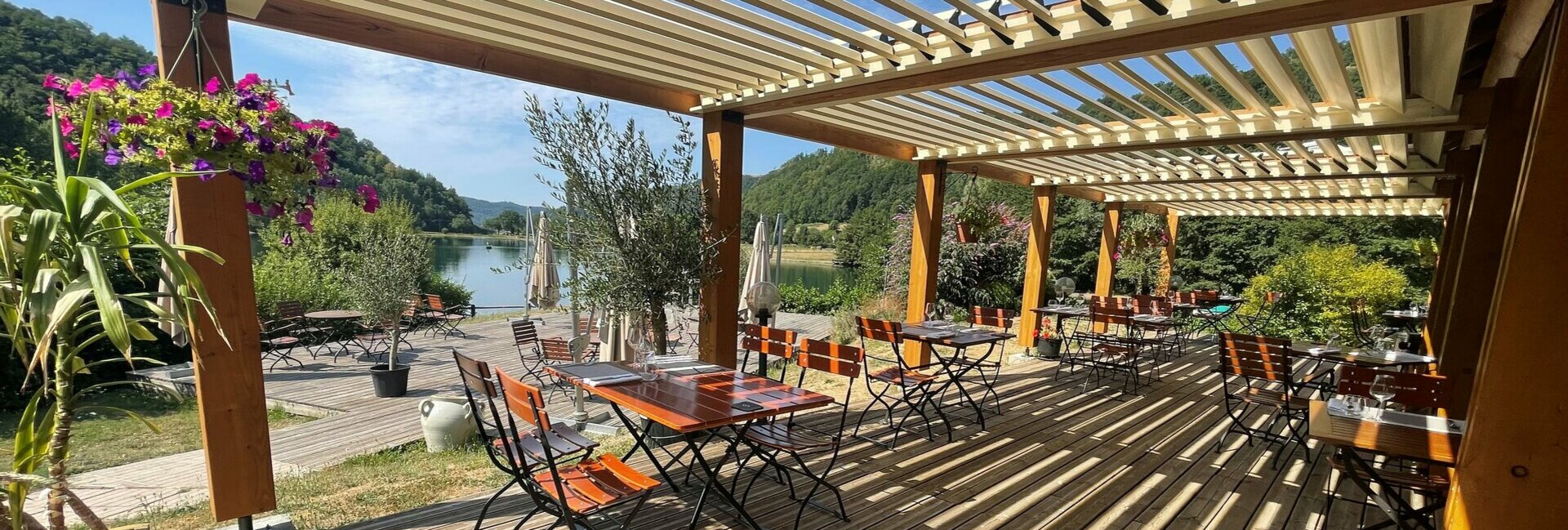 Pêche -Pêche à la mouche - Le Lac des Graves en Auvergne - Cantal : Hôtel, restaurant, multi activités...