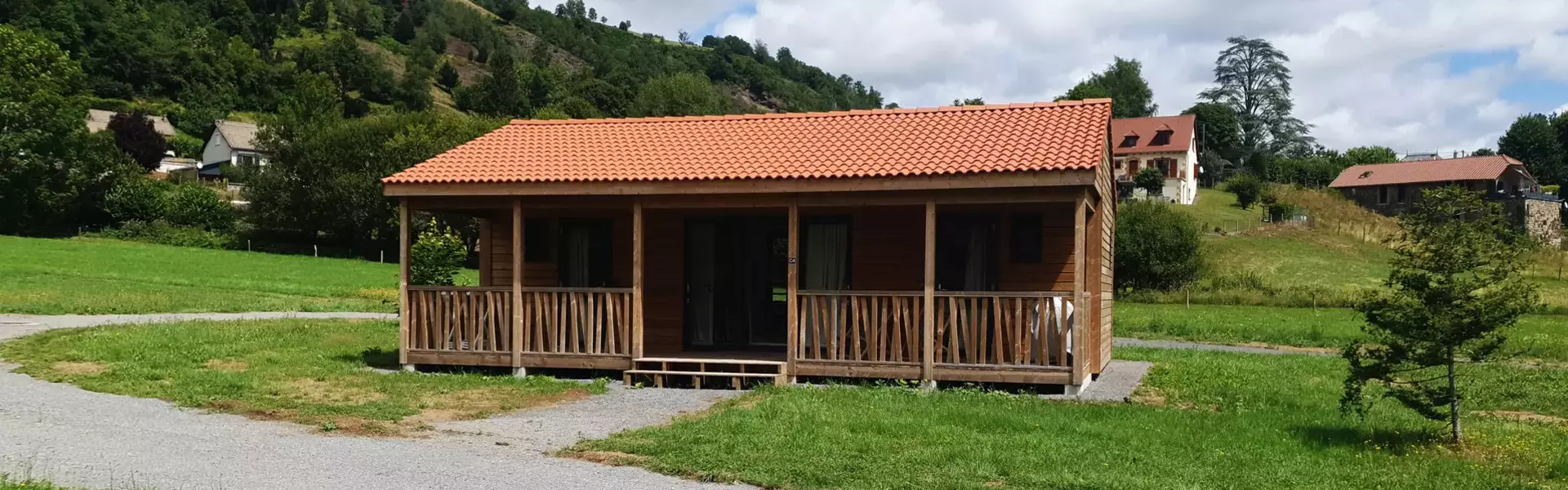 Gîtes et chalets - Le Lac des Graves en Auvergne - Cantal : Hôtel, restaurant, multi activités...